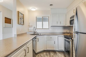 Réfrigérateur, micro-ondes, plaque de cuisson, lave-vaisselle