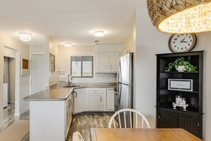 Jääkaappi, mikroaaltouuni, liesi, astianpesukone