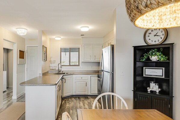 Réfrigérateur, micro-ondes, plaque de cuisson, lave-vaisselle