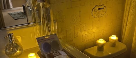 Hiustenkuivaaja, pyyhkeet, saippua, vessapaperi