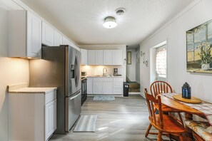 Réfrigérateur, micro-ondes, plaque de cuisson, lave-vaisselle