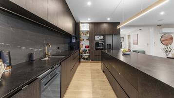 Fridge, microwave, stovetop, dishwasher