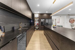 Fridge, microwave, stovetop, dishwasher