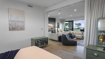 4 makuuhuonetta, työpöytä, silitysrauta/-lauta, ilmainen Wi-Fi