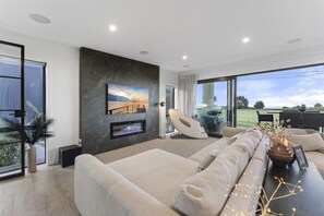 Smart TV, fireplace, stereo