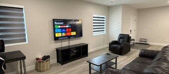 2 Bed 1 Bath pet friendly duplex in amazing location 2 min walk to school/park