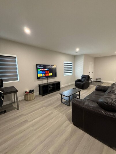 2 Bed 1 Bath pet friendly duplex in amazing location 2 min walk to school/park