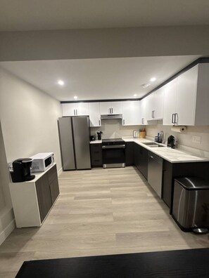 Fridge, microwave, oven, stovetop - 2 Bed 1 Bath pet friendly duplex in amazing location 2 min walk to school/park (Grande Prairie)