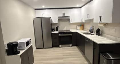2 Bed 1 Bath pet friendly duplex in amazing location 2 min walk to school/park