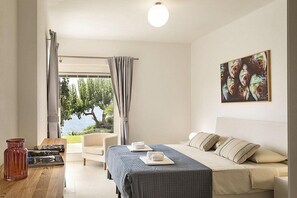 8 bedrooms, iron/ironing board, free WiFi, bed sheets - Villa Amenea: A charming and bright two-story villa built directly above the sea, with Free WI-FI. (Alghero)