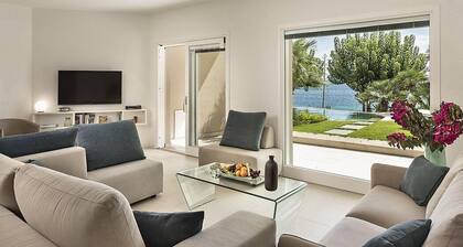 Villa Amenea: A charming and bright two-story villa built directly above the sea, with Free WI-FI.