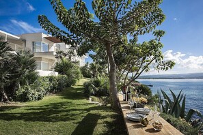 Outdoor dining - Villa Amenea: A charming and bright two-story villa built directly above the sea, with Free WI-FI. (Alghero)