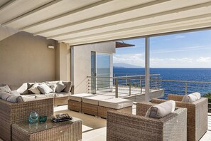 Property grounds - Villa Amenea: A charming and bright two-story villa built directly above the sea, with Free WI-FI. (Alghero)