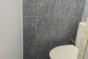 Dusche, Haartrockner, Bidet, Handtücher