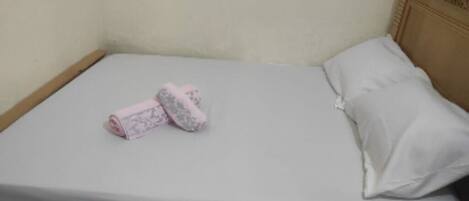 1 habitación, tabla de planchar con plancha, wifi y ropa de cama