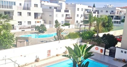 Charmantes Oroklini Penthouse mit Meerblick und privatem Parkplatz