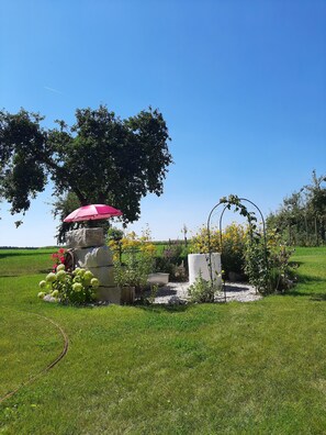 Property grounds - Idyllic vacation apartment with modern furnishings (Tacherting)