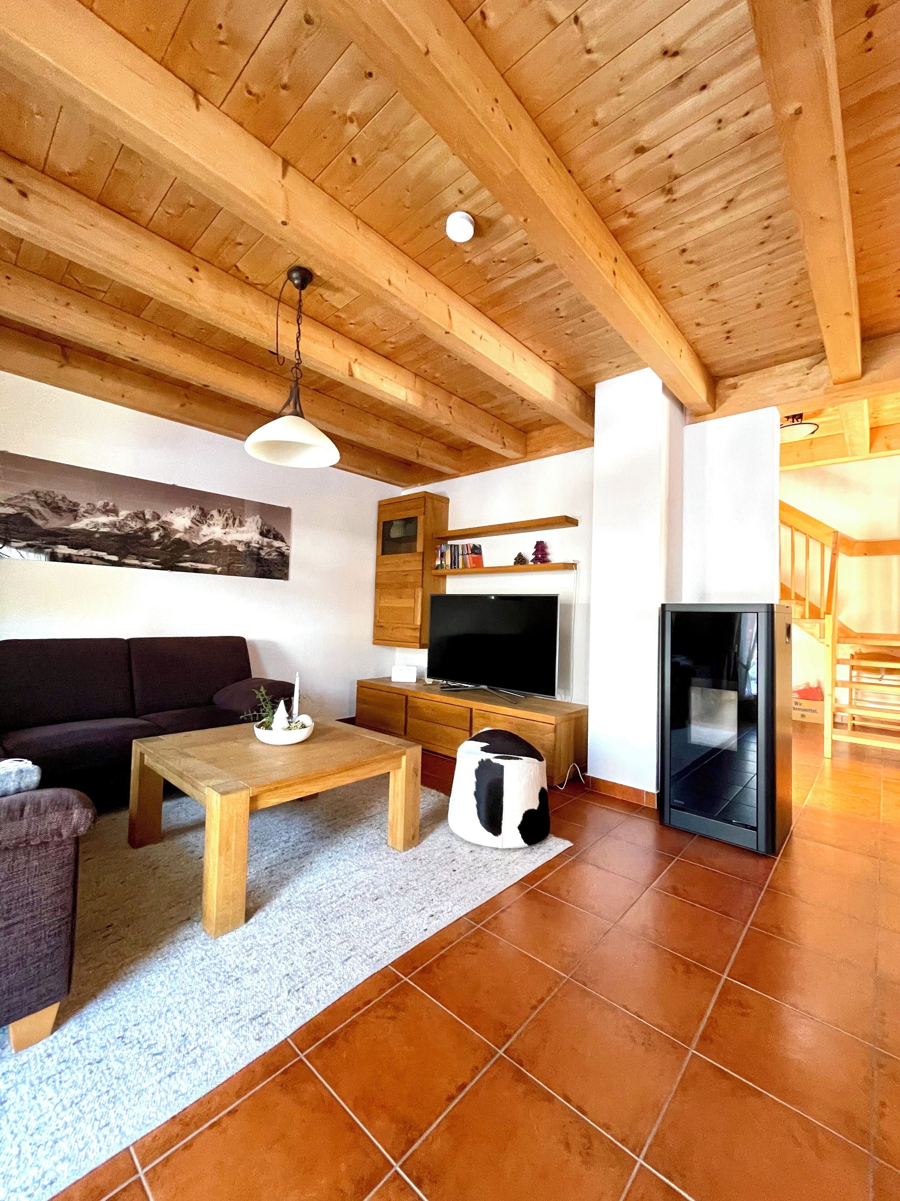 Ferienhaus Gollbichl 95 qm, mit zwei separaten Schlafzimmern, Terrasse und Balkon-Wohnzimmer mit Ofen und TV