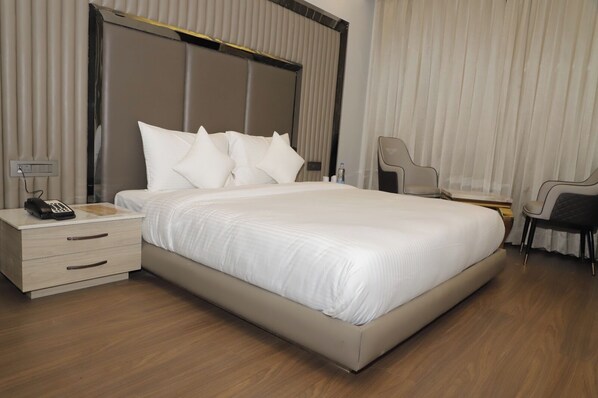 Deluxe-Doppelzimmer | Schreibtisch, laptopgeeigneter Arbeitsplatz, Verdunkelungsvorhänge