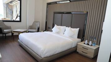 Deluxe-Doppelzimmer | Schreibtisch, laptopgeeigneter Arbeitsplatz, Verdunkelungsvorhänge