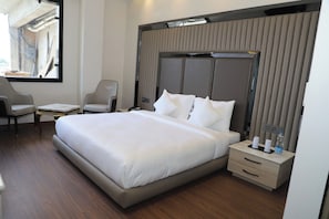 Kamar Double Deluks | Meja kerja, ruang kerja ramah laptop, dan tirai kedap cahaya