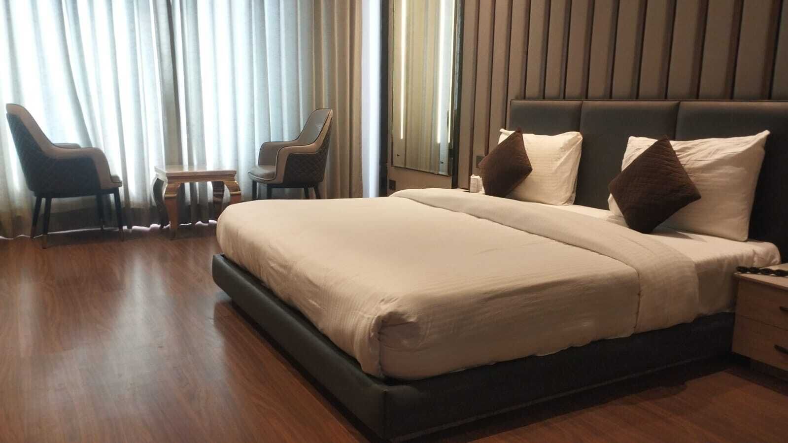 Escritorio, espacio para trabajar con laptop y cortinas blackout 