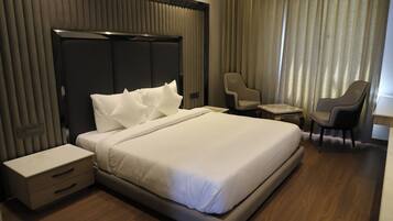 Kamar Double Deluks | Meja kerja, ruang kerja ramah laptop, dan tirai kedap cahaya