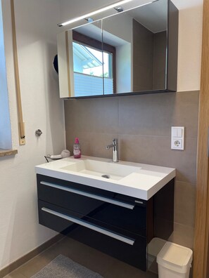 Douche, sèche-cheveux, serviettes fournies