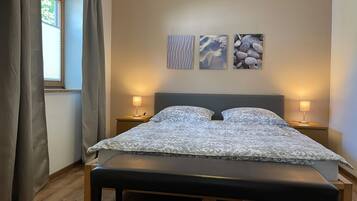 1 bedroom, bed sheets