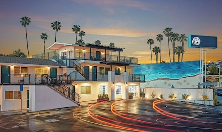 Exterior. Enjoy Ocean Breezes in Charming Room in La Jolla, Steps to the Beach