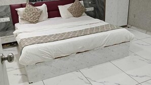 Un dormitorio con cama, armario y cortina.