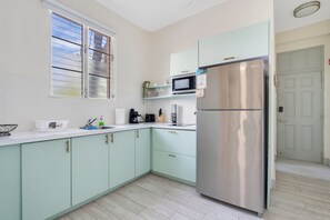 Kühlschrank, Mikrowelle, Wasserkocher mit Kaffee-/Teezubehör, Toaster