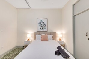 2 quartos, ferros/tábuas de passar roupa, roupa de cama