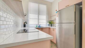 Køleskab, mikrobølgeovn, kaffe-/temaskine, brødrister