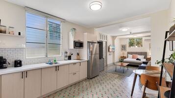 Frigorífico, microondas, cafetera o tetera y tostadora