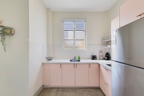 Frigorifero, microonde, macchina per tè/caffè, tostapane