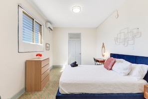 Iron/ironing board, bed sheets