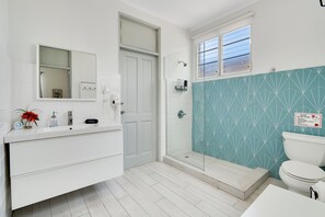Dusj, hårføner, håndklær og såpe