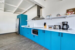 Refrigerador, microondas, cafetera y tetera y tostadora 