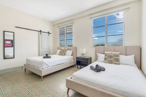 1 quarto, ferros/tábuas de passar roupa, roupa de cama