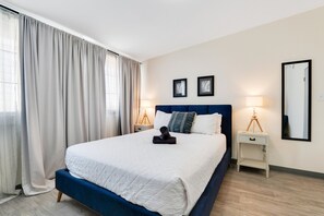 1 habitación, tabla de planchar con plancha y ropa de cama 