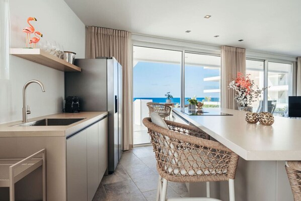 Kühlschrank, Mikrowelle, Ofen, Herdplatte