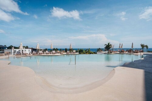Oceanview Bliss 3BR LUX Condo Mambo 25 by Bocobay