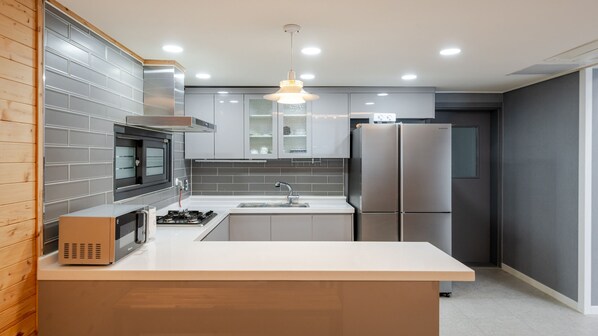 3 bedrooms, free WiFi - Gangneung Taurus Pension (Gangneung)