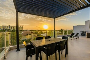 Outdoor dining - Luxe 3BR Townhouse with Jacuzzi| Unit 2 by Bocobay (Noord)