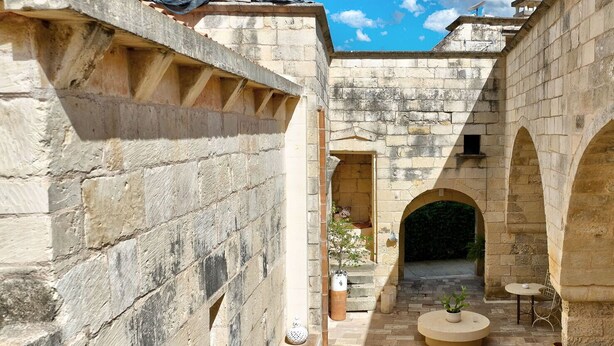 A courtyard with stone walls, arches, and a central seating area with tables and chairs. - Bed & Breakfast in Maglie with 1 bedrooms sleeps 2 (Maglie)