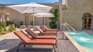 A poolside area with sun loungers, umbrellas, and a water feature. - Bed & Breakfast in Maglie with 1 bedrooms sleeps 2 (Maglie)