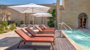 A poolside area with sun loungers, umbrellas, and a water feature. - Bed & Breakfast in Maglie with 1 bedrooms sleeps 2 (Maglie)