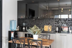 Appartamento Deluxe, vista città | Cucina privata | Piano cottura, pentole/stoviglie/utensili