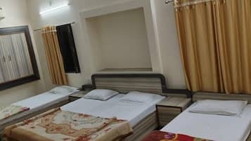 Deluxe Quadruple Room | Desk